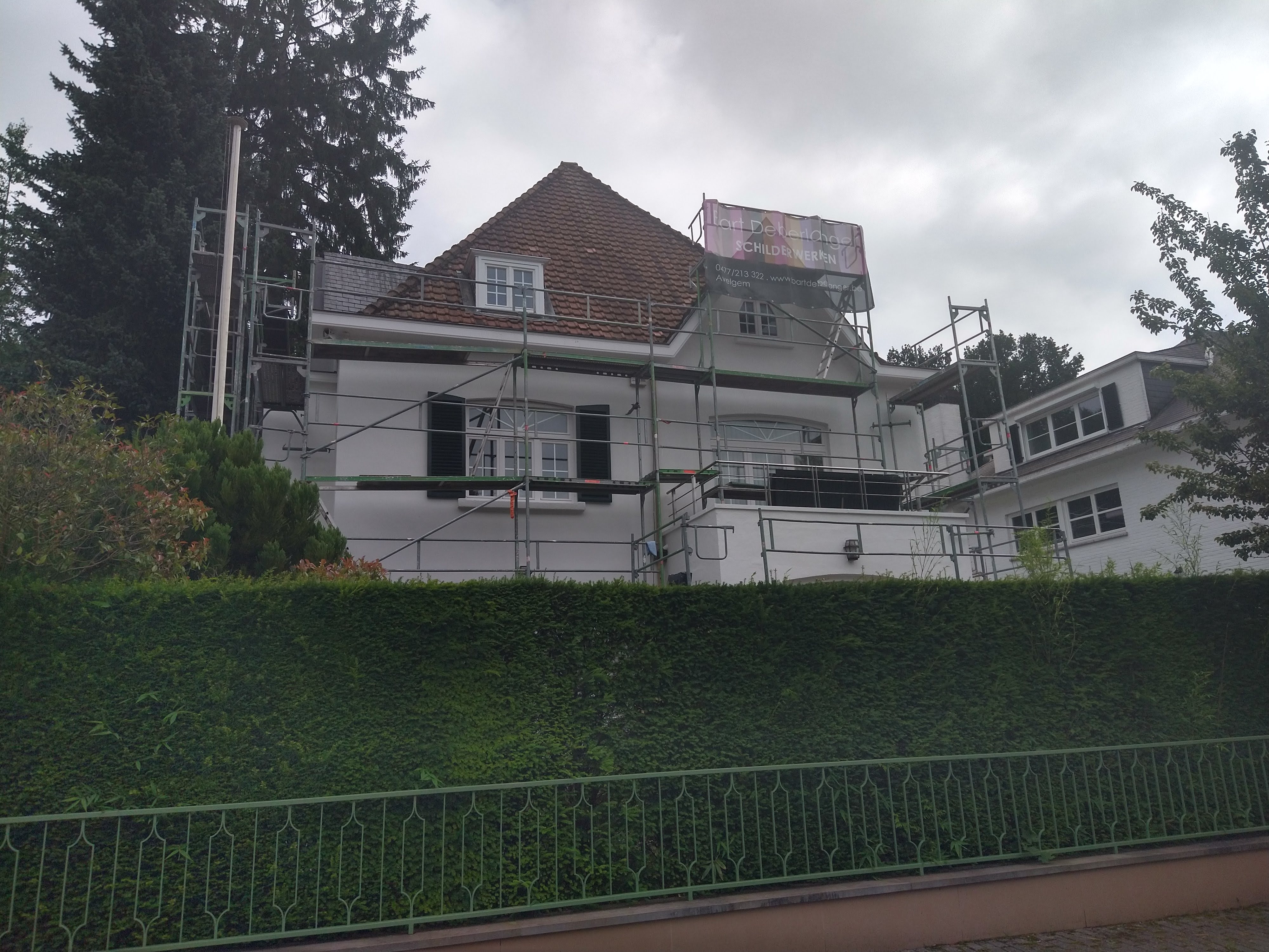 Buitenschilderwerk aan gevel en buitenschrijnwerk