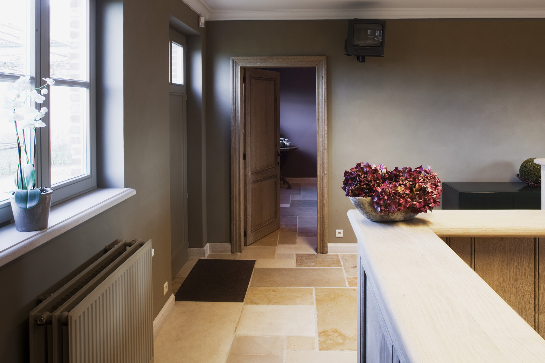 Lambrisering afgewerkt met patine voor een doorleefd karakter